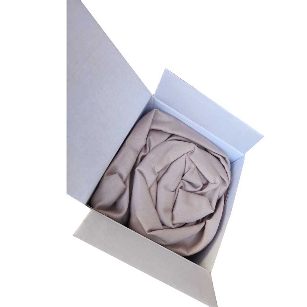 satinovaya-prostyn-rezinke-bezh-2