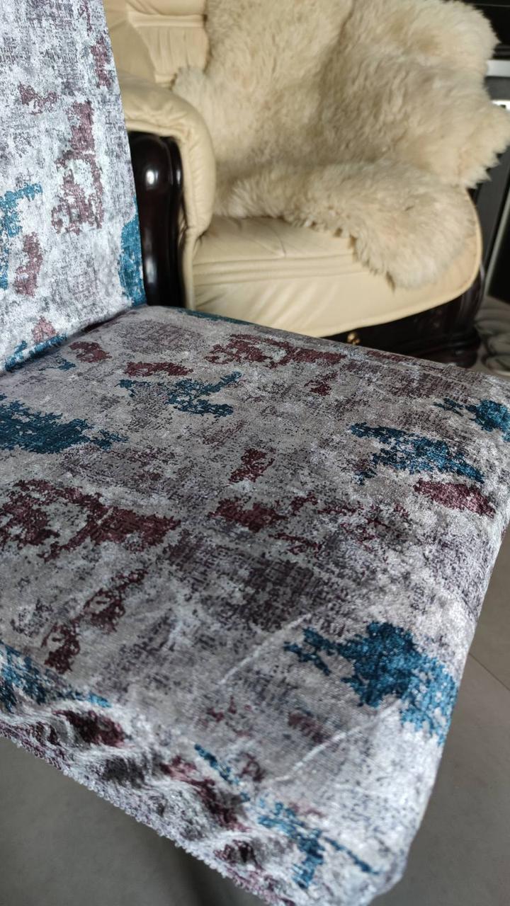 chehol-stulya-abstrakcia-beton-1